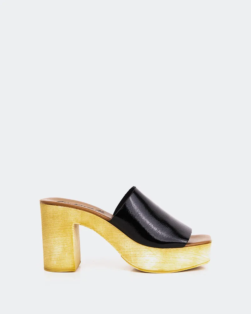 Snicker Black Leather