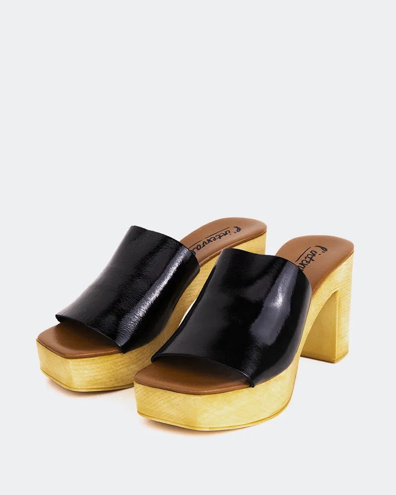 Snicker Black Leather