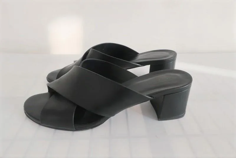 Tod's Crisscross Slide Sandals Black Leather Size 40 Mid-Heel Mules