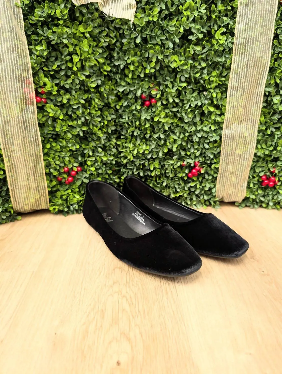 Women Over It Flat Shoe In Black