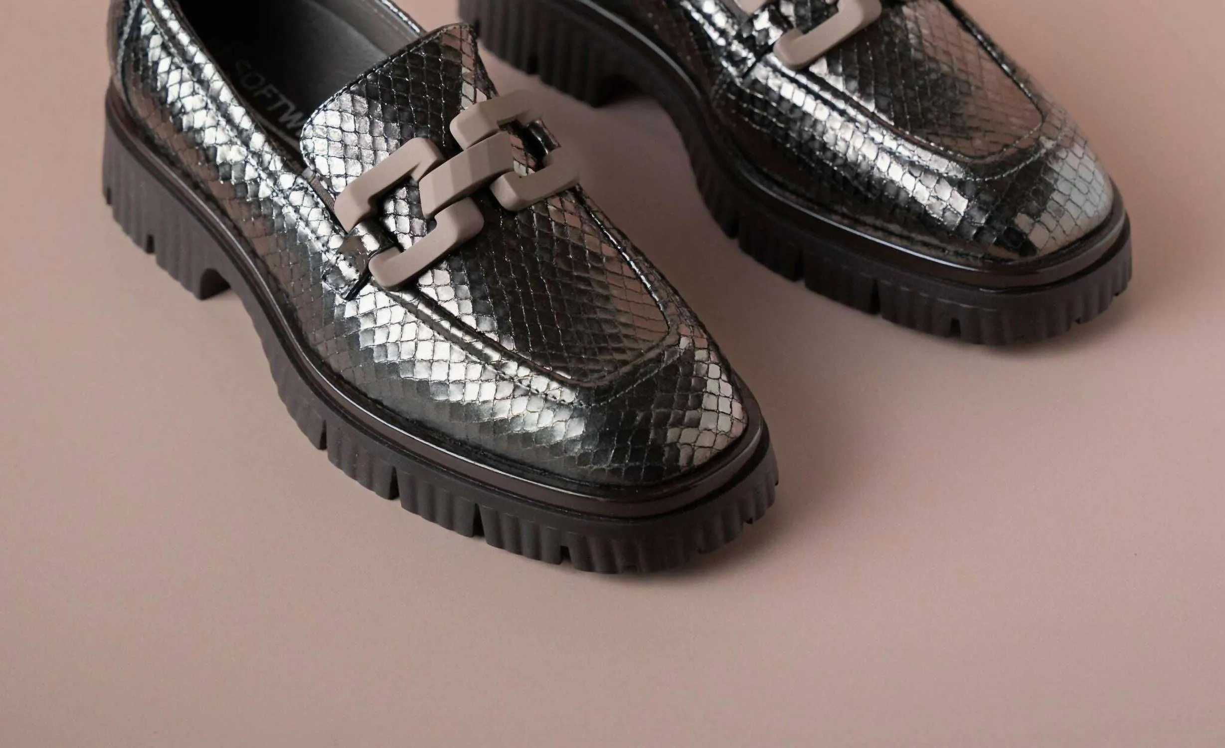 Women's Leather Loafer In Pewter Metallic